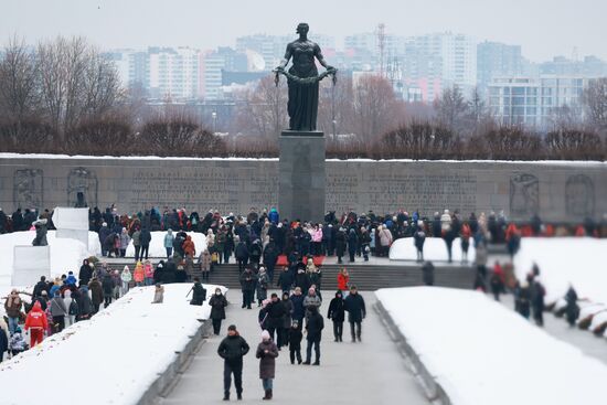 Церемония возложения венка к монументу "Мать-Родина" в Санкт-Петербурге