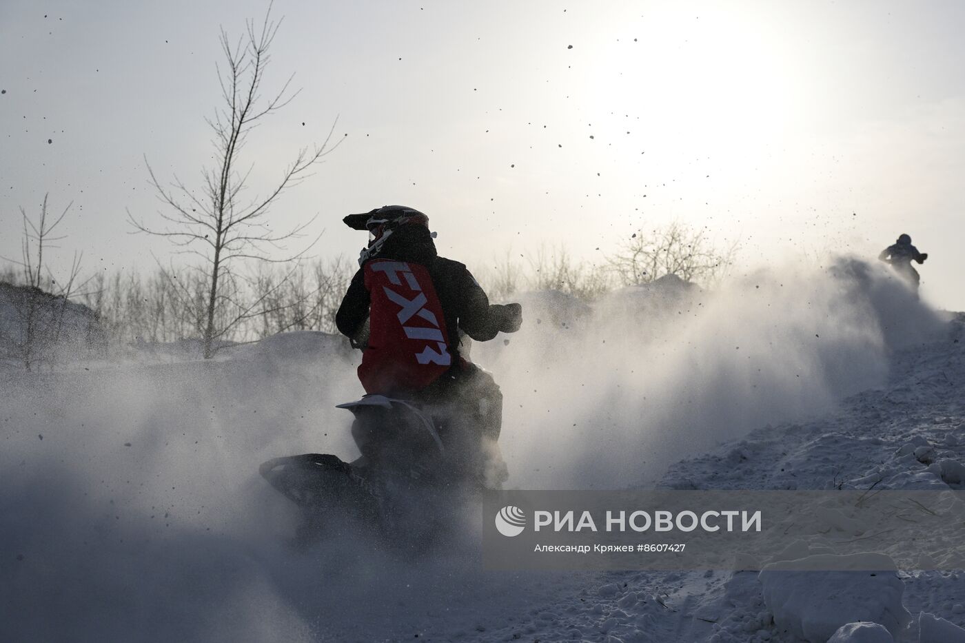 Соревнования по кроссу на снегоходах в Новосибирске