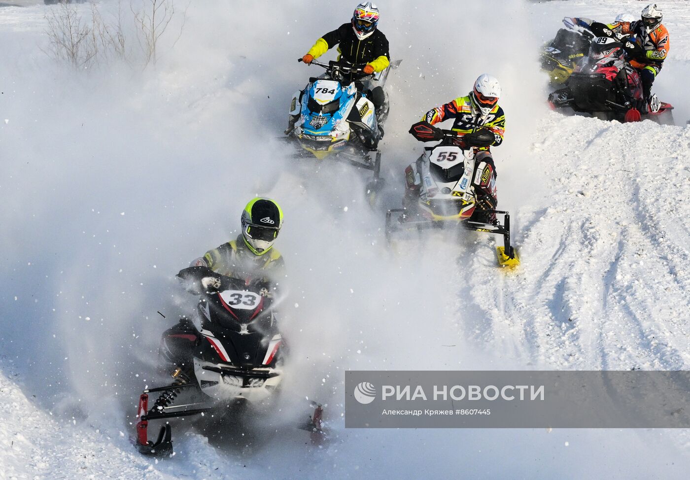 Соревнования по кроссу на снегоходах в Новосибирске