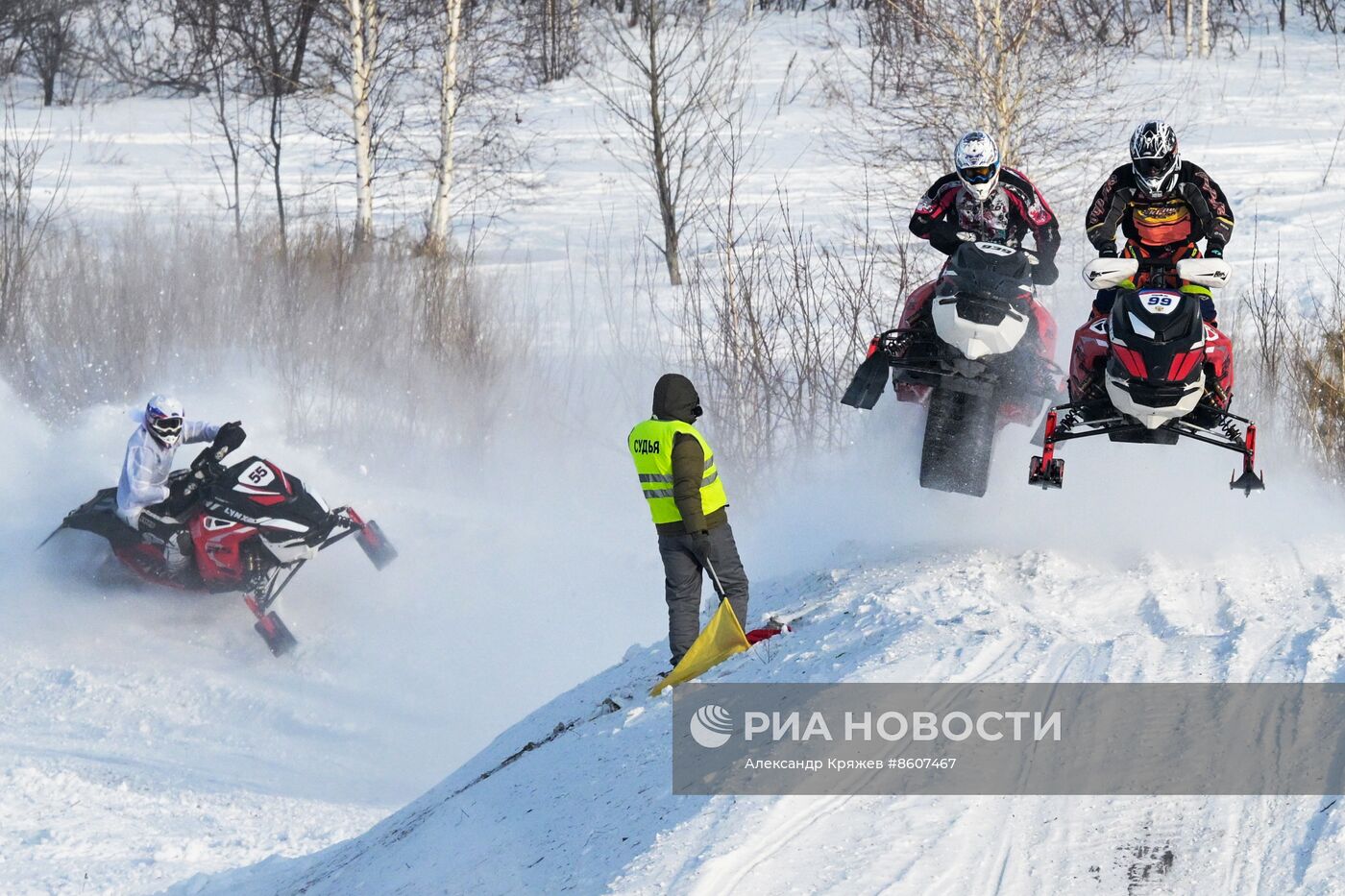 Соревнования по кроссу на снегоходах в Новосибирске