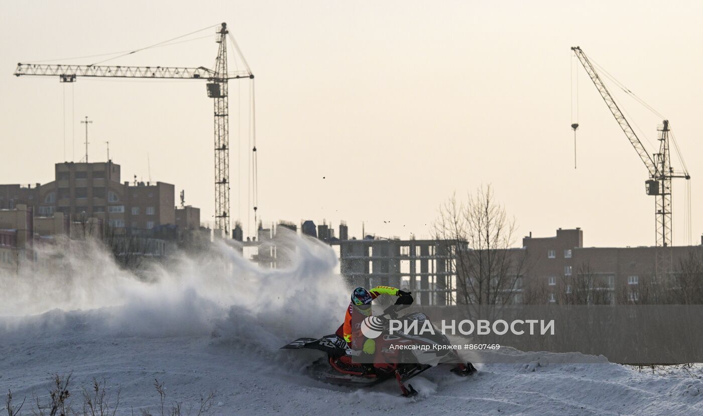 Соревнования по кроссу на снегоходах в Новосибирске