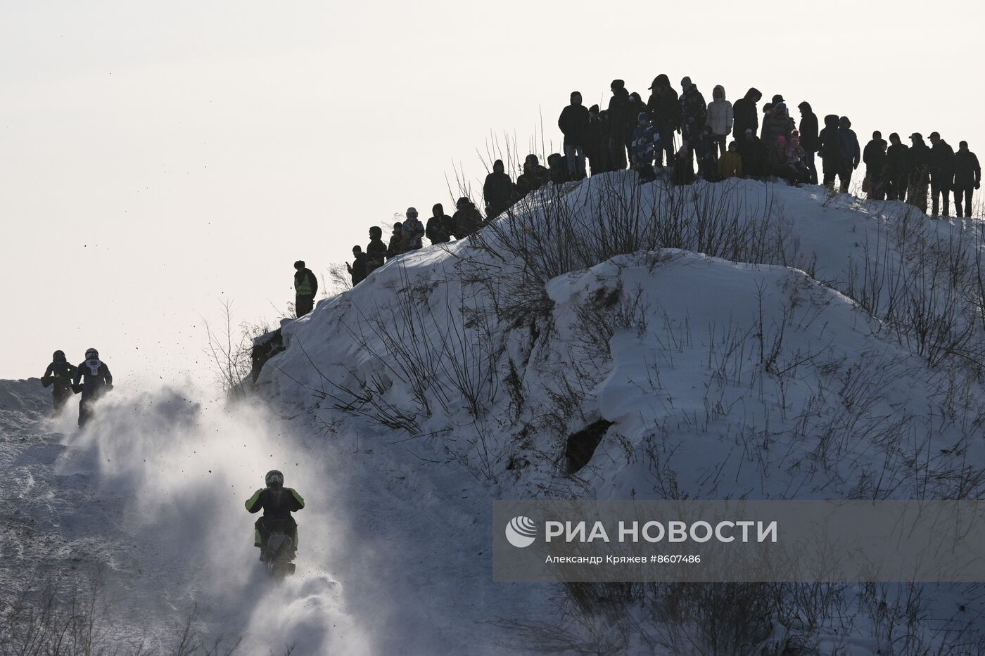 Соревнования по кроссу на снегоходах в Новосибирске