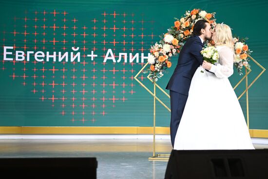 Выставка "Россия". Церемония бракосочетания сотрудников энергетической отрасли "Энергия соединяет сердца"