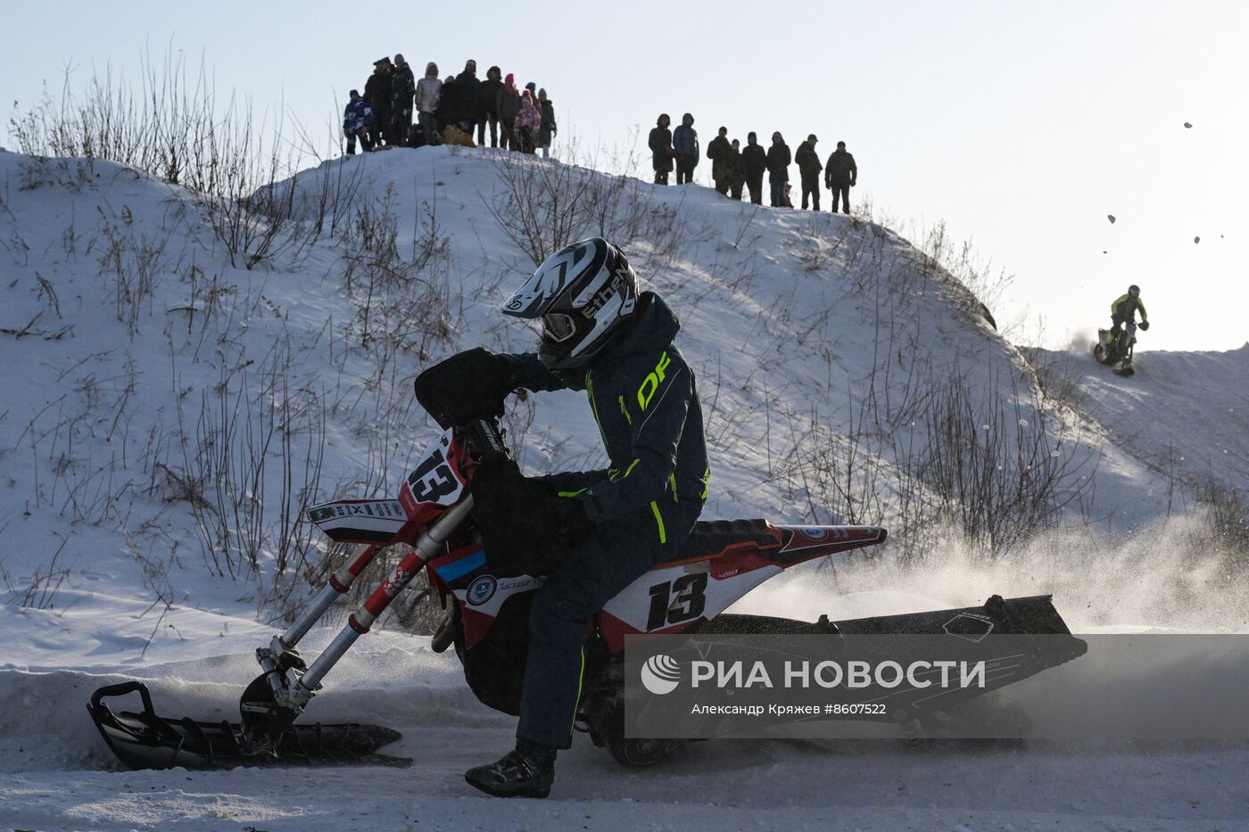 Соревнования по кроссу на снегоходах в Новосибирске