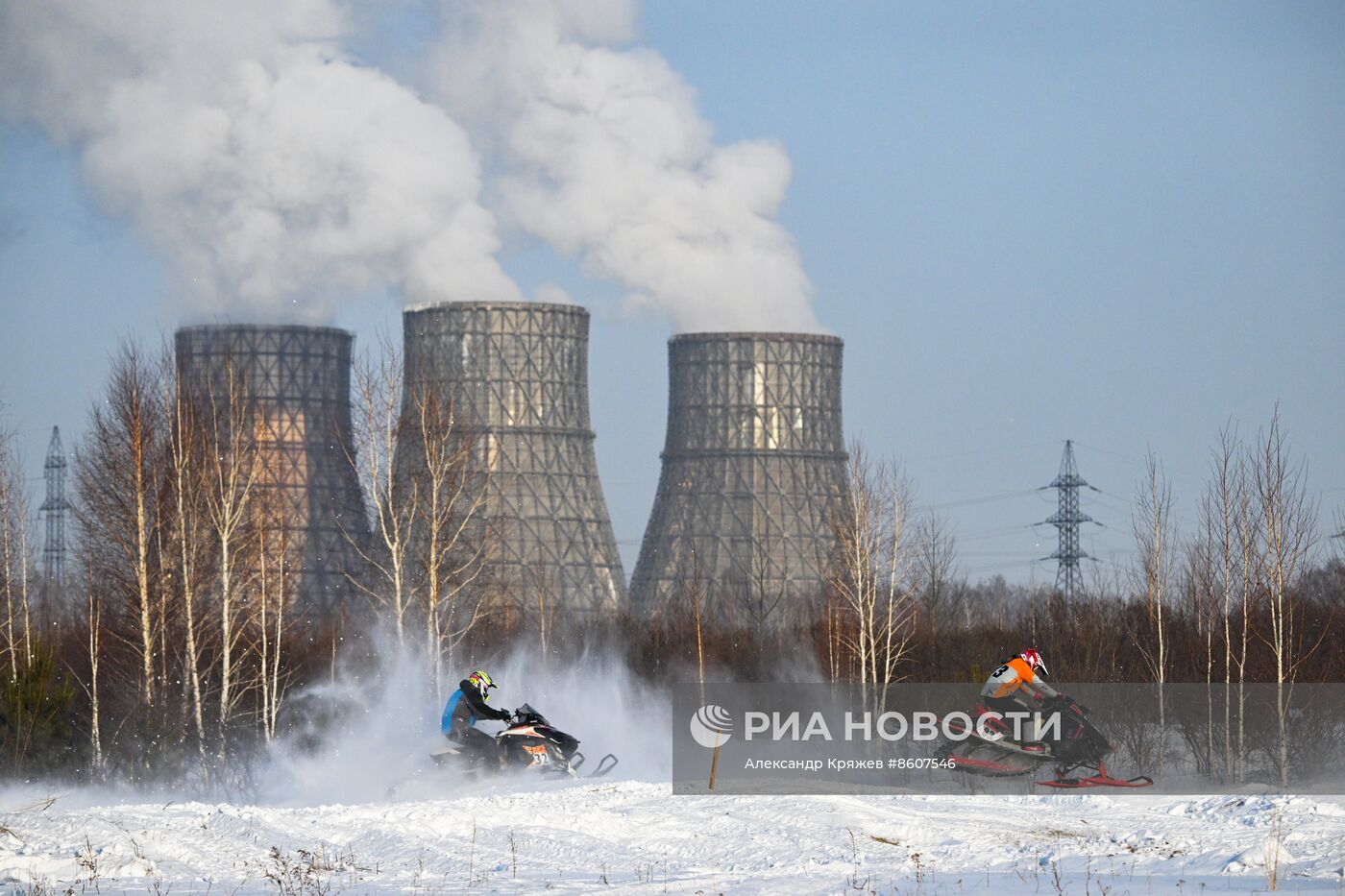 Соревнования по кроссу на снегоходах в Новосибирске