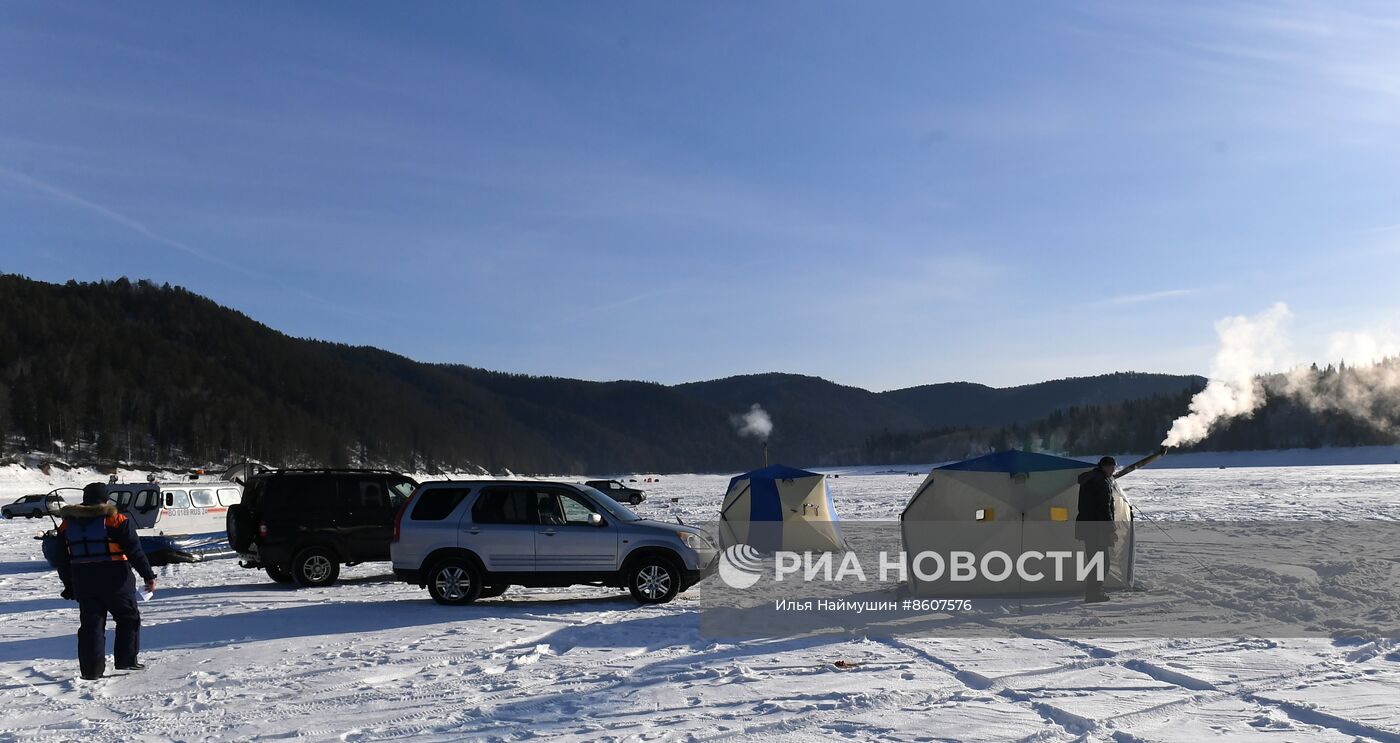 Рейд сотрудников МЧС по местам рыбной ловли в Красноярском крае