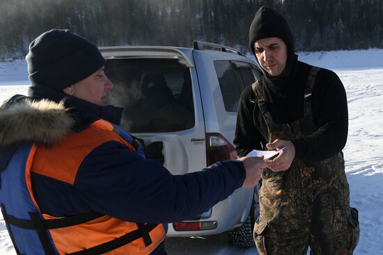 Рейд сотрудников МЧС по местам рыбной ловли в Красноярском крае