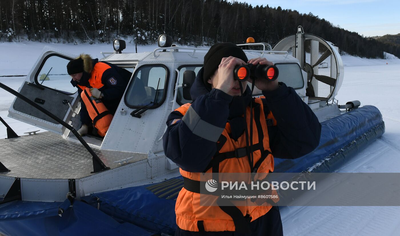 Рейд сотрудников МЧС по местам рыбной ловли в Красноярском крае