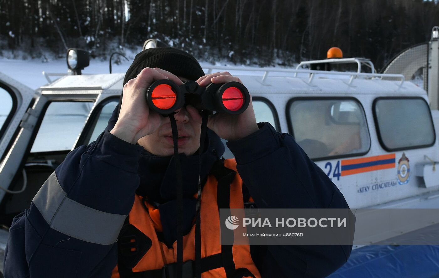 Рейд сотрудников МЧС по местам рыбной ловли в Красноярском крае