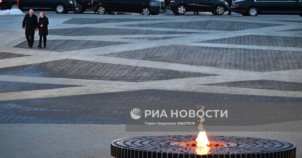 Человек в раздумьях. Студент думает. Выбору предлагается два. Человек держит двумя руками. Перед выбором.