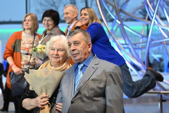 Выставка "Россия". Чествование золотой и серебряной годовщин бракосочетания в семьях атомщиков