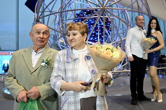 Выставка "Россия". Чествование золотой и серебряной годовщин бракосочетания в семьях атомщиков