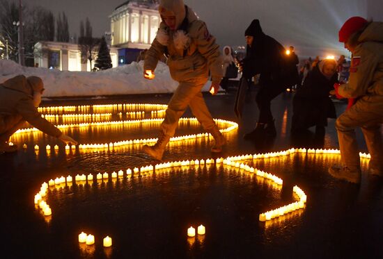 Выставка "Россия".  Молодежная патриотическая акция памяти "900 свечей"