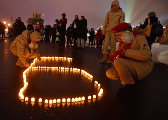 Выставка "Россия".  Молодежная патриотическая акция памяти "900 свечей"