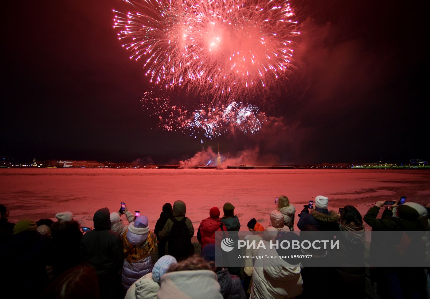 Салют в честь освобождения Ленинграда от фашистской блокады