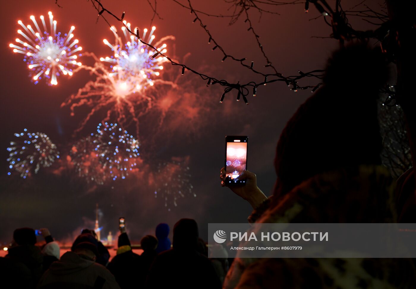 Салют в честь освобождения Ленинграда от фашистской блокады
