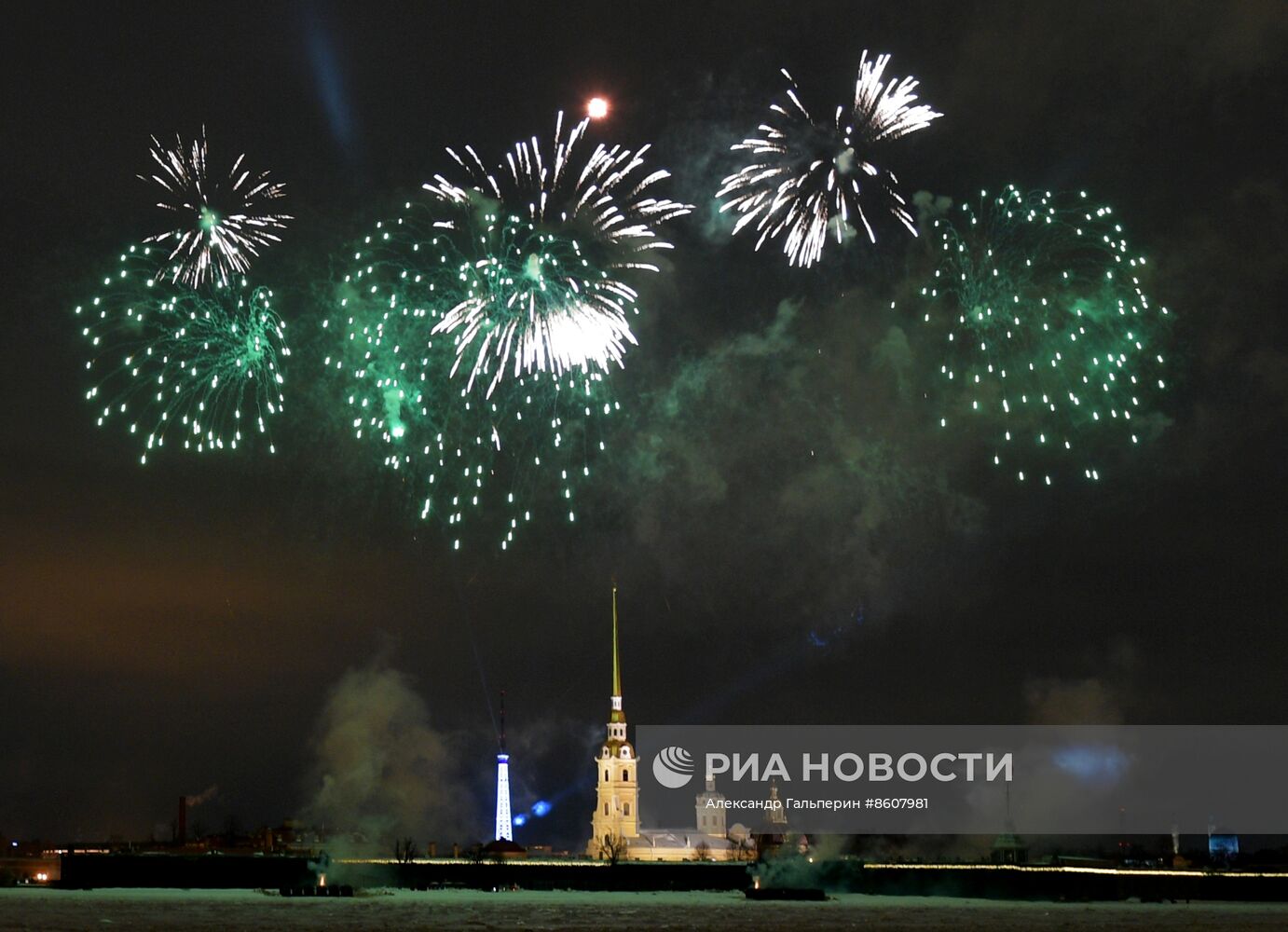 Салют в честь освобождения Ленинграда от фашистской блокады