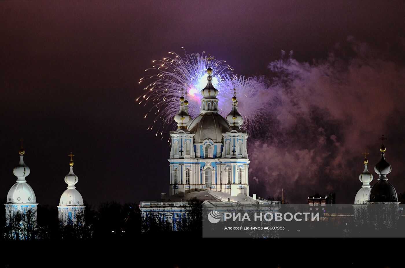 Салют в честь освобождения Ленинграда от фашистской блокады