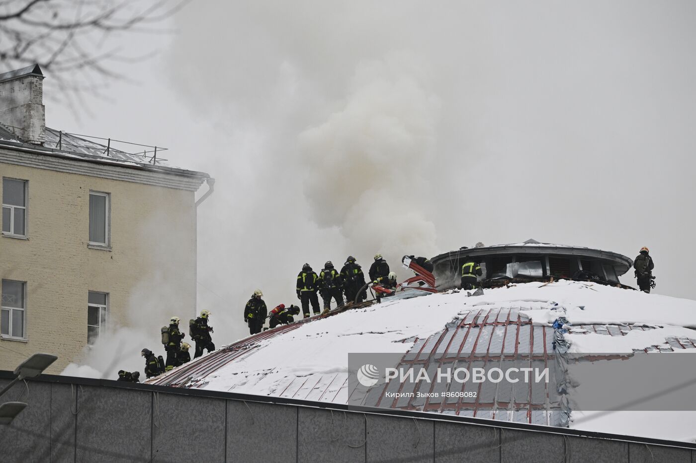 Пожар в здании Театра Сатиры в центре Москвы