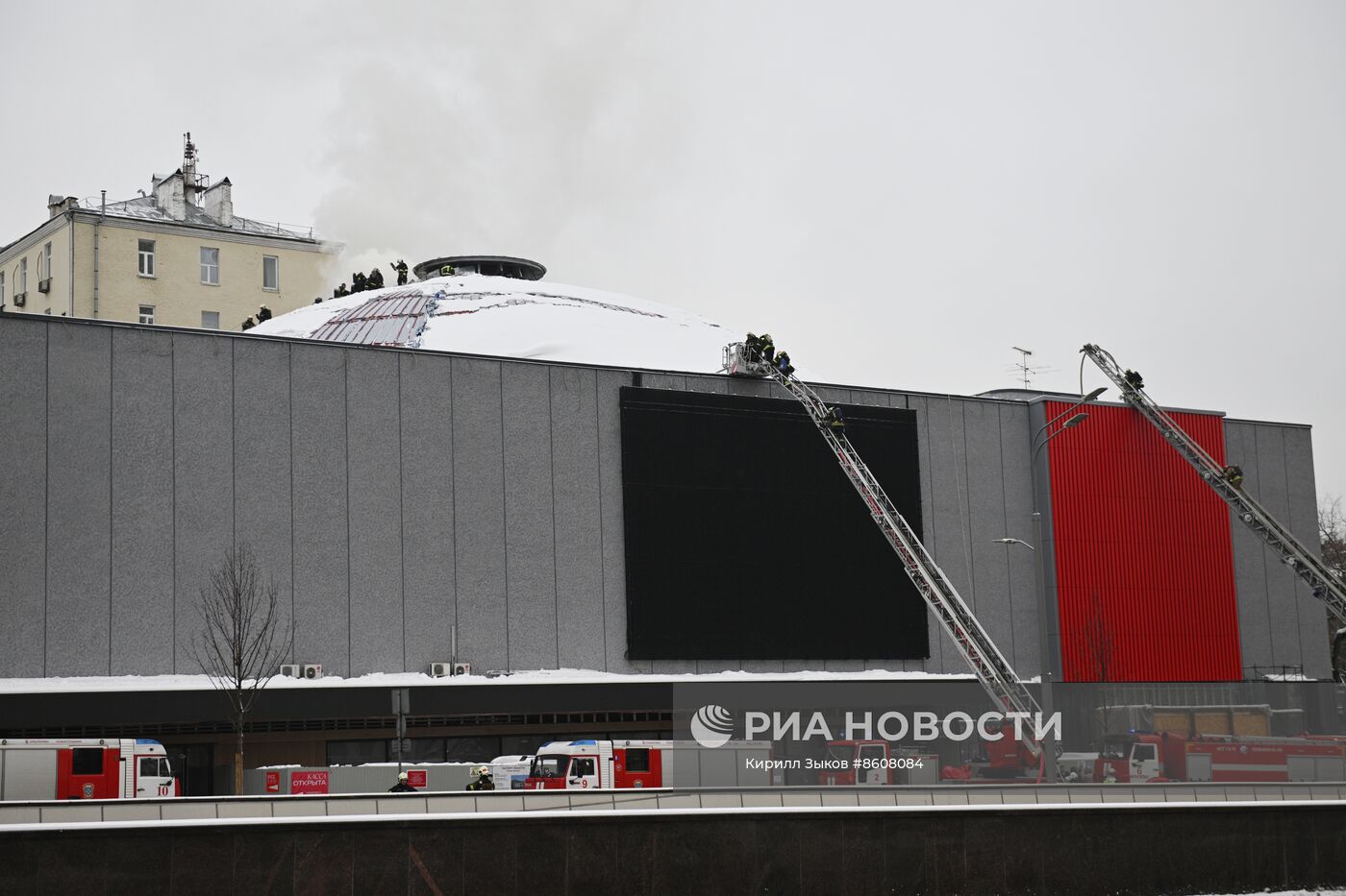 Пожар в здании Театра Сатиры в центре Москвы