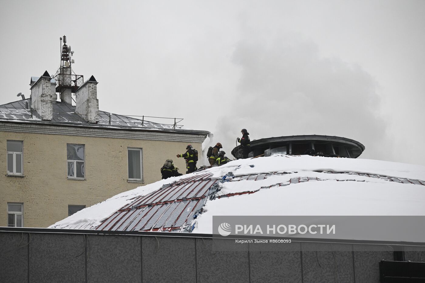 Пожар в здании Театра Сатиры в центре Москвы