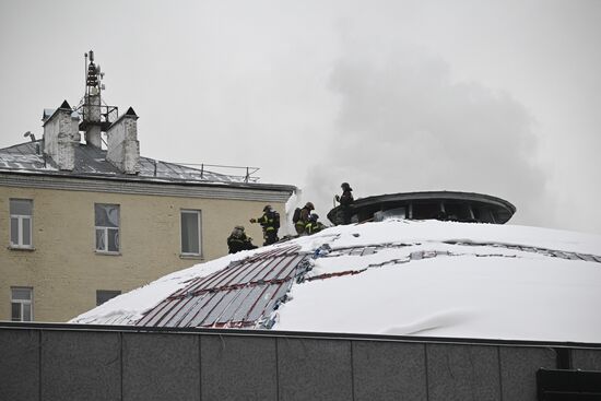 Пожар в здании Театра Сатиры в центре Москвы