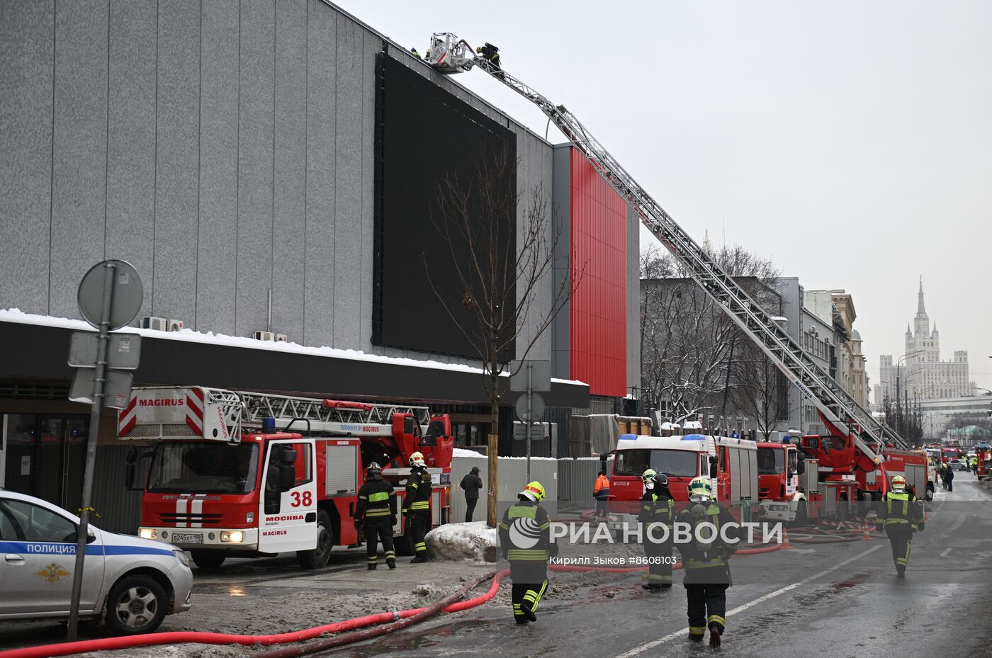 Пожар в здании Театра Сатиры в центре Москвы