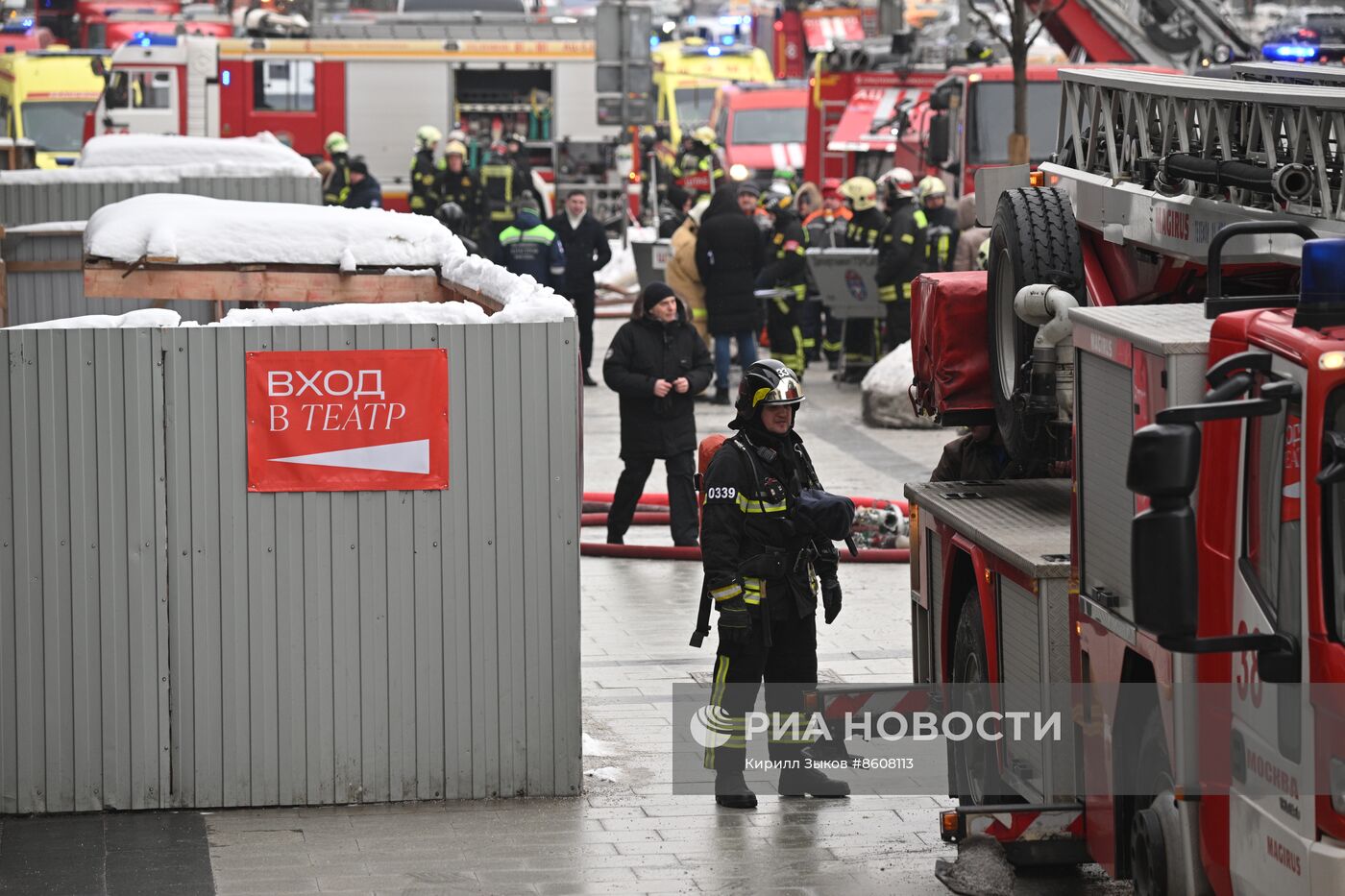 Пожар в здании Театра Сатиры в центре Москвы