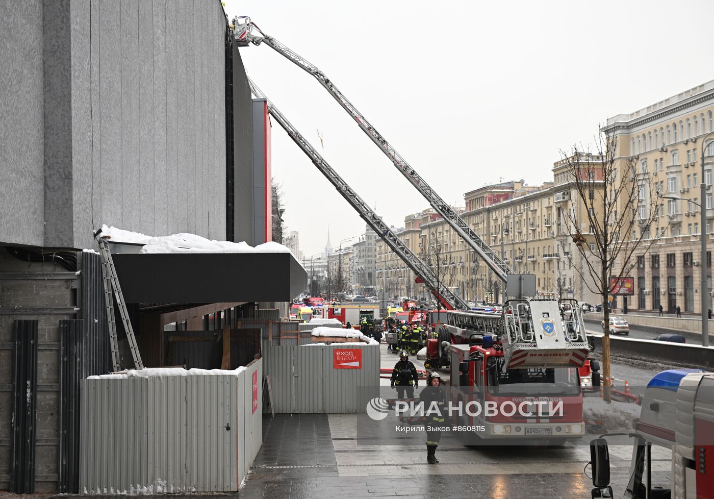 Пожар в здании Театра Сатиры в центре Москвы