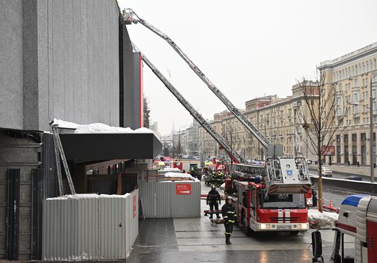 Пожар в здании Театра Сатиры в центре Москвы