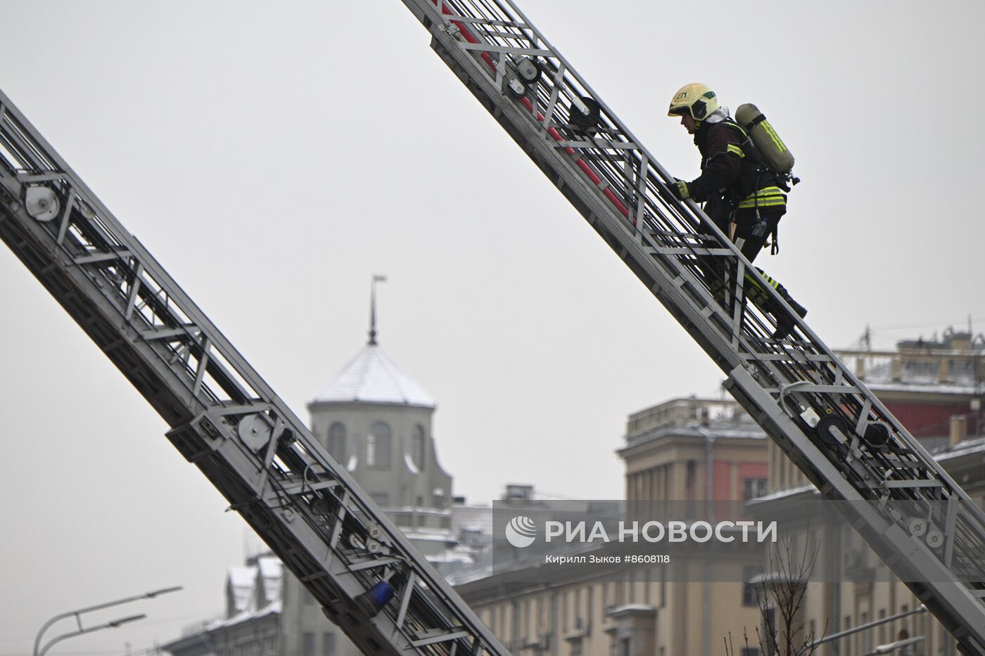 Пожар в здании Театра Сатиры в центре Москвы