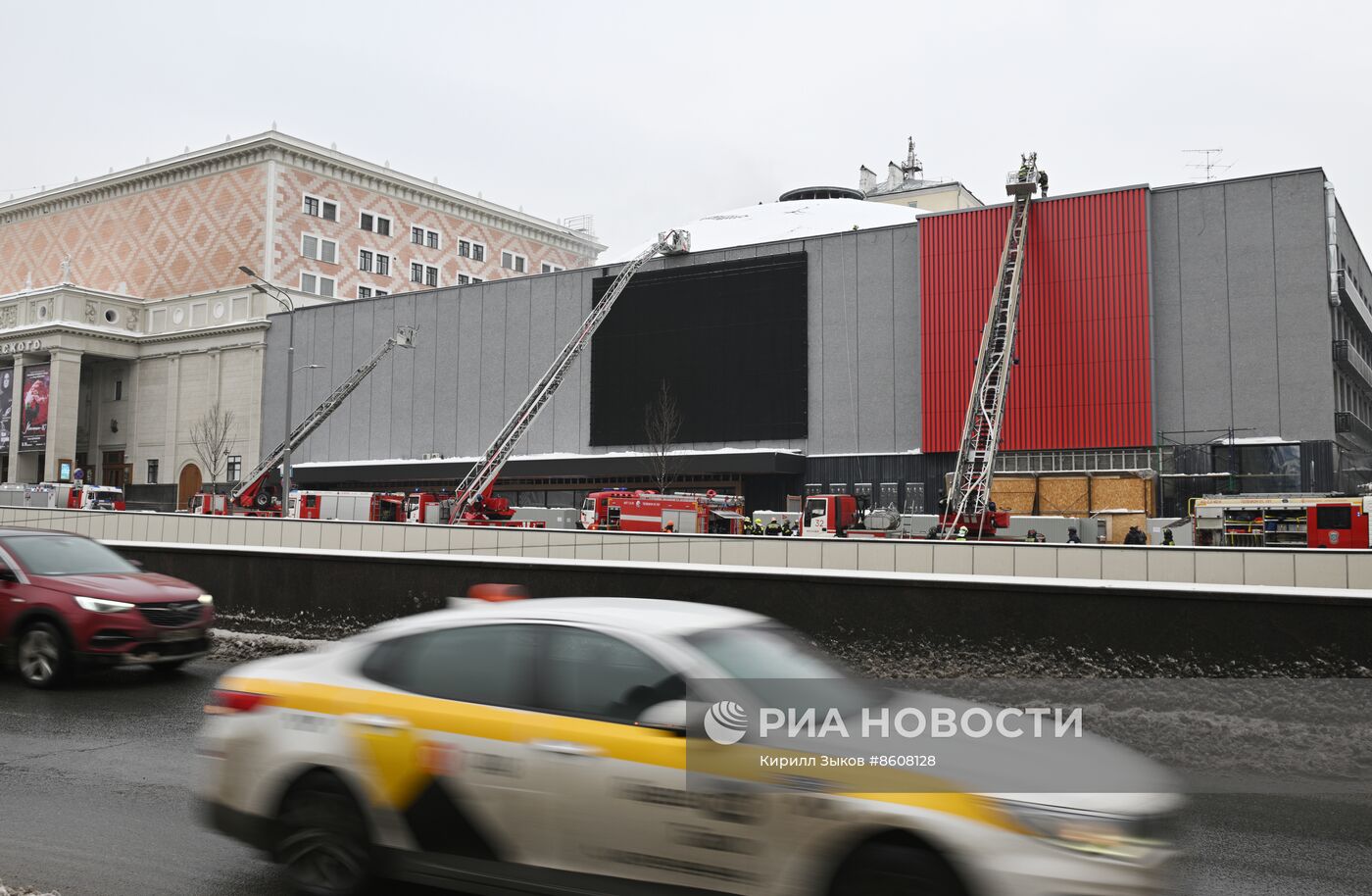 Пожар в здании Театра Сатиры в центре Москвы