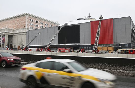 Пожар в здании Театра Сатиры в центре Москвы