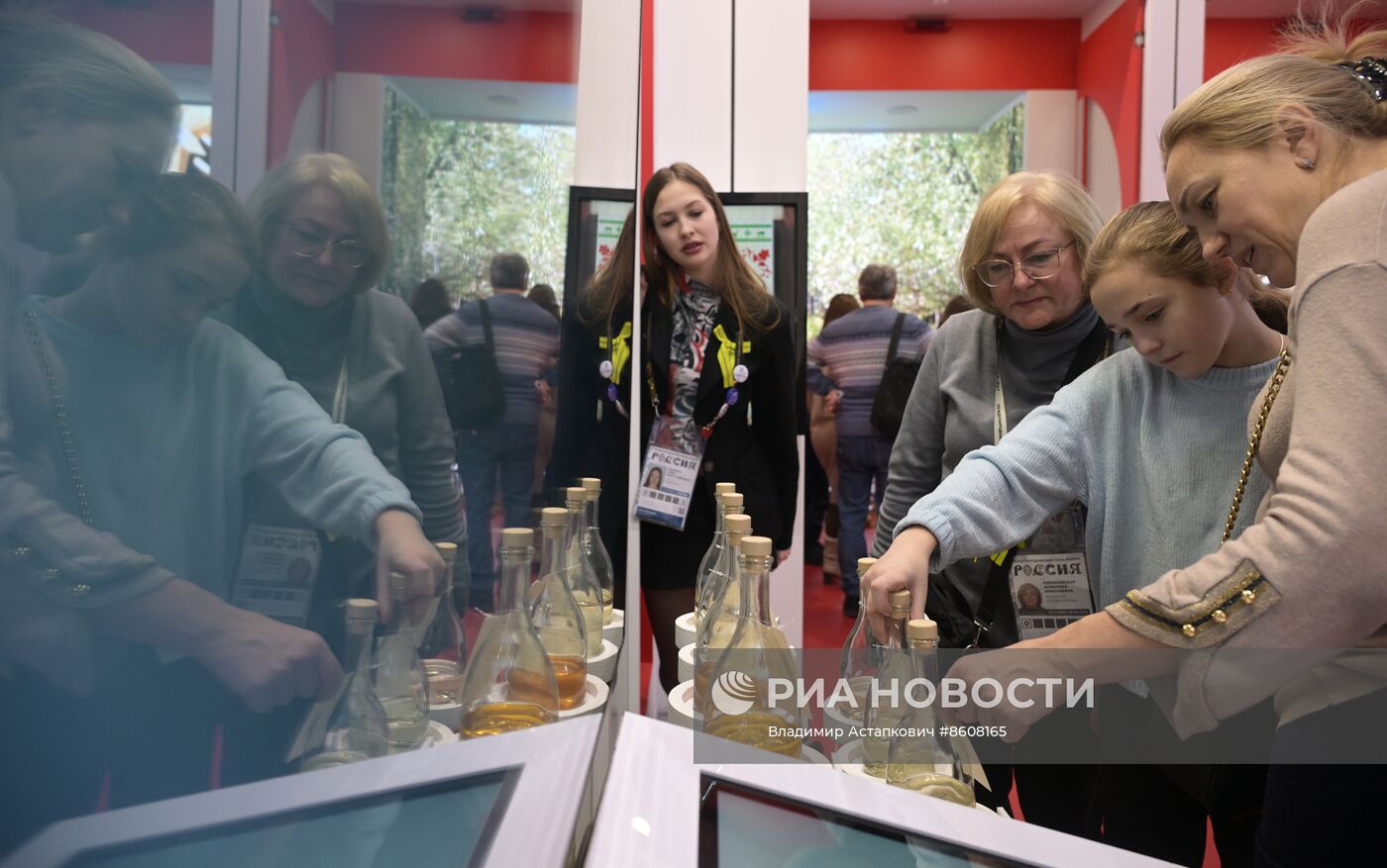 Работа выставки "Россия"