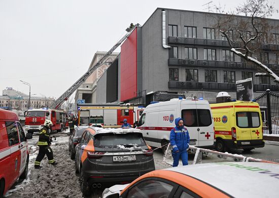 Пожар в здании Театра Сатиры в центре Москвы