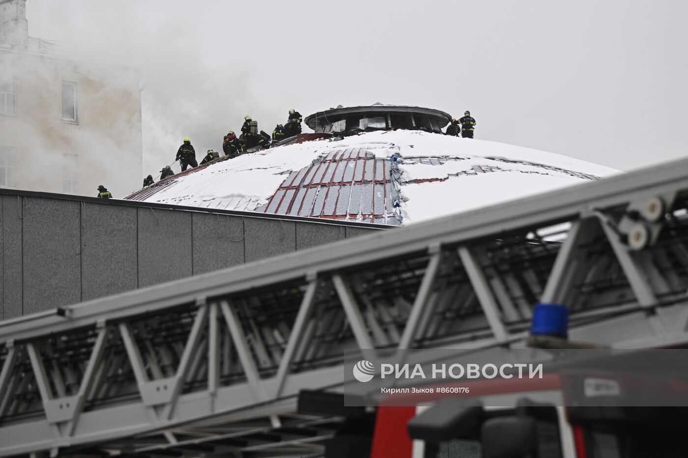 Пожар в здании Театра Сатиры в центре Москвы