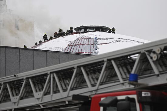 Пожар в здании Театра Сатиры в центре Москвы