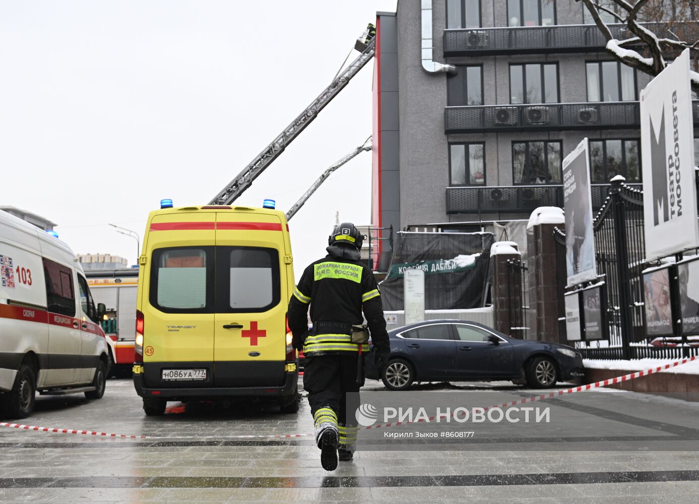 Пожар в здании Театра Сатиры в центре Москвы