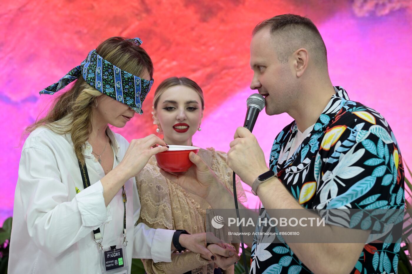 Работа выставки "Россия"