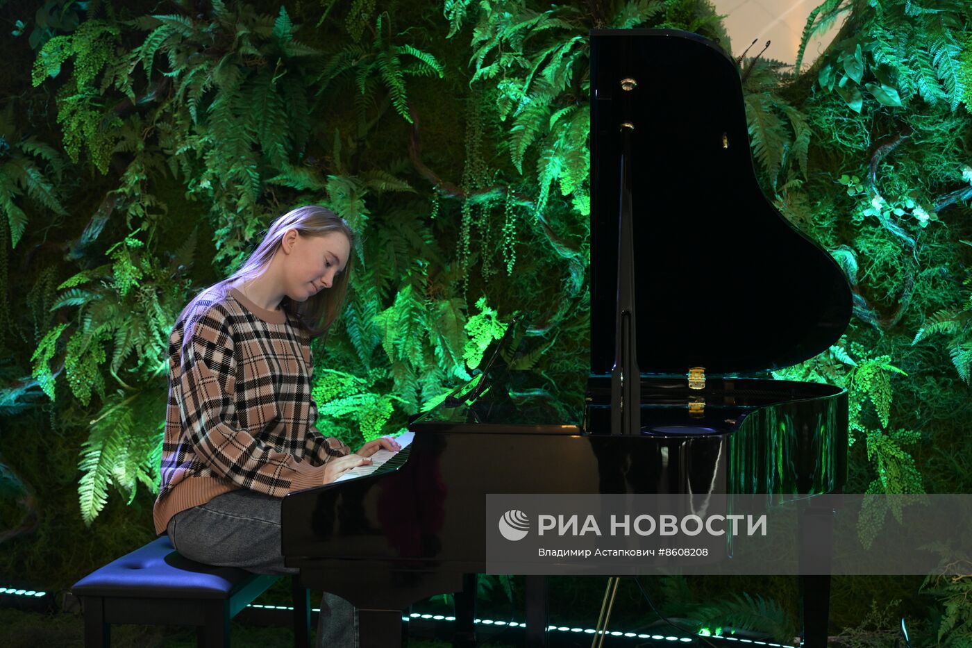 Работа выставки "Россия"