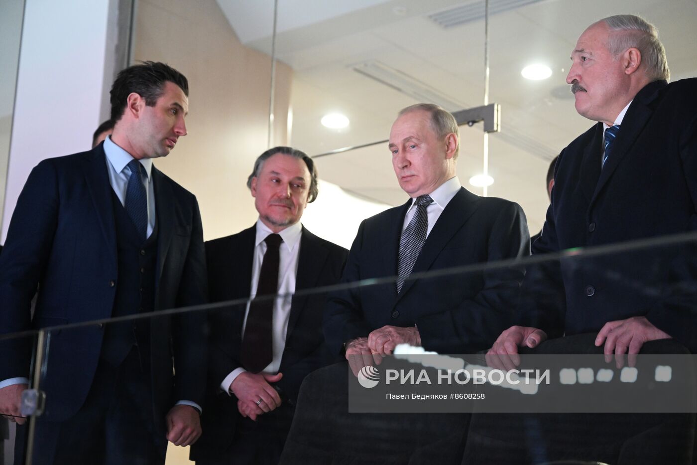 Президенты РФ и Белоруссии В. Путин и А. Лукашенко посетили комплекс "СКА Арена"