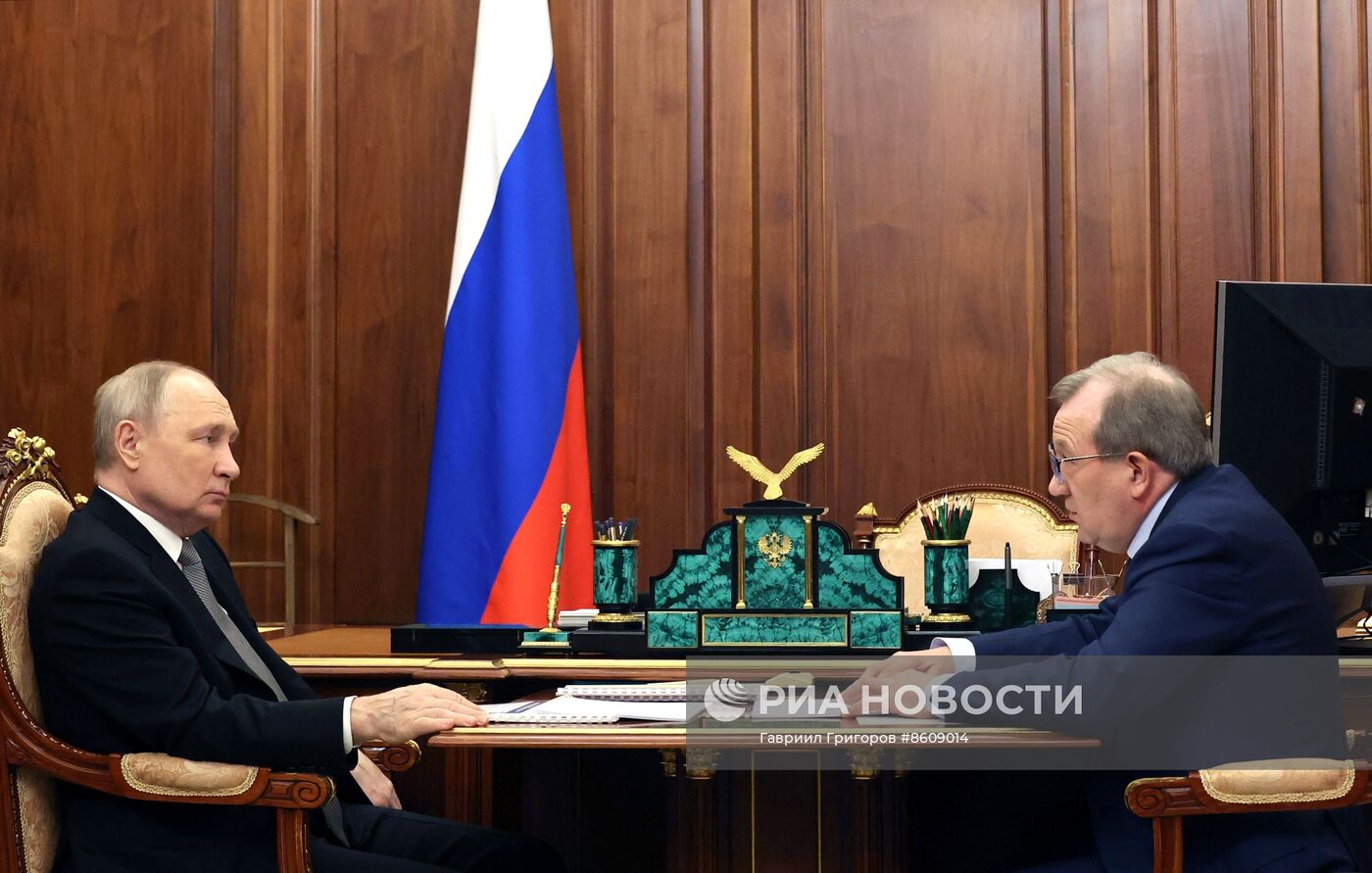 Президент РФ В. Путин встретился с главой РАН Г. Красниковым