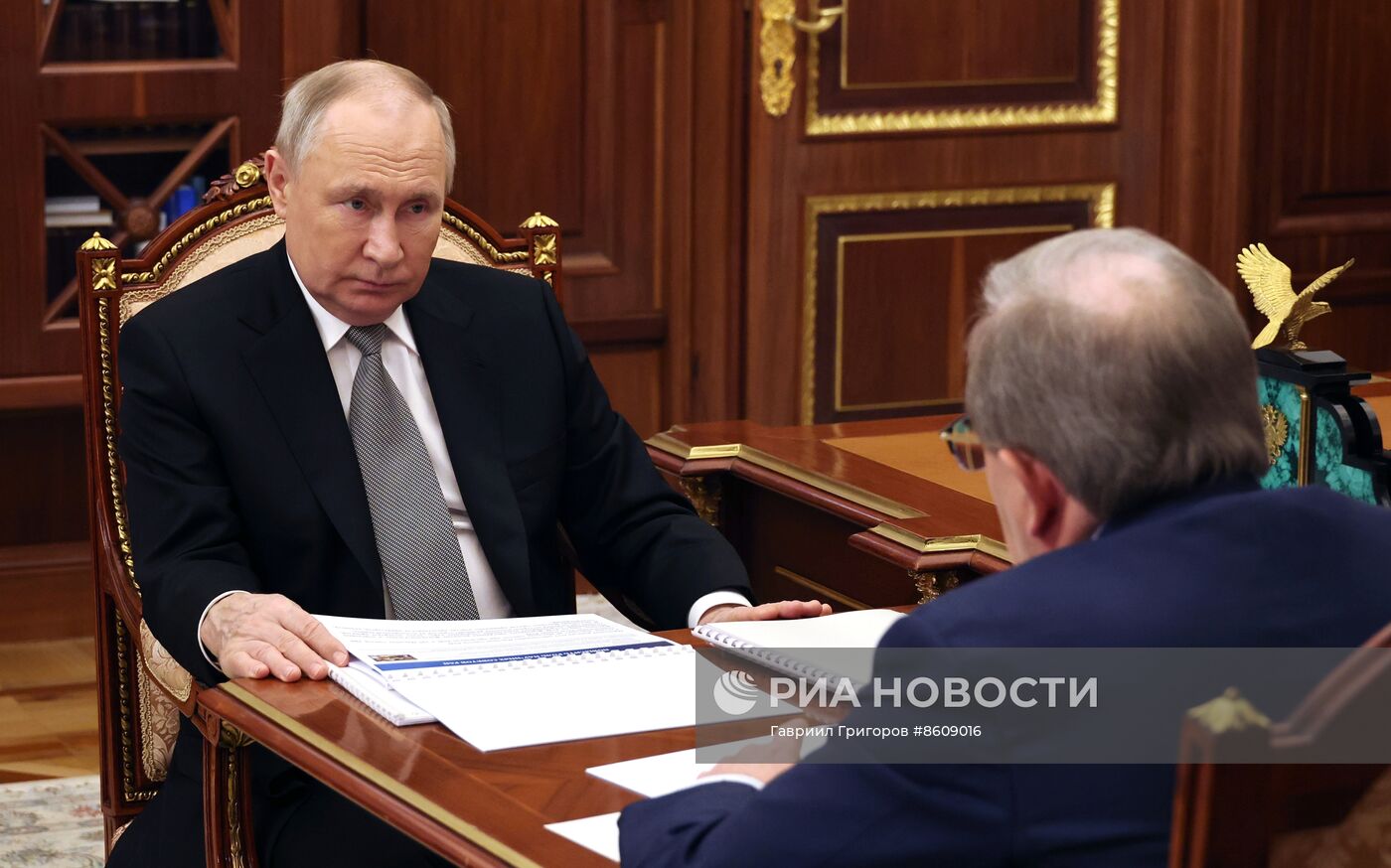 Президент РФ В. Путин встретился с главой РАН Г. Красниковым
