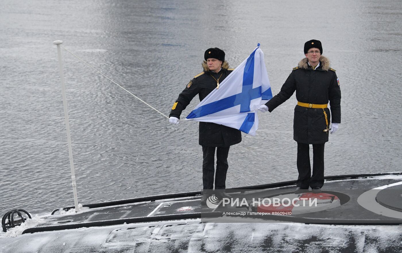 Поднятие Военно-морского флага на подводной лодке "Кронштадт"