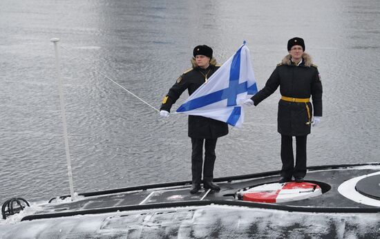 Поднятие Военно-морского флага на подводной лодке "Кронштадт" 