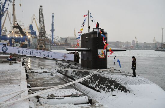 Поднятие Военно-морского флага на подводной лодке "Кронштадт" 