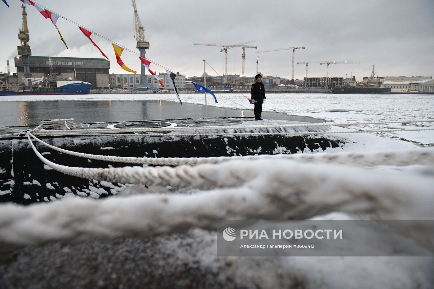 Поднятие Военно-морского флага на подводной лодке "Кронштадт" 