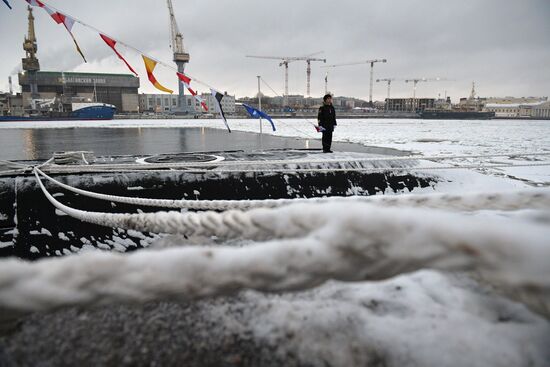 Поднятие Военно-морского флага на подводной лодке "Кронштадт" 