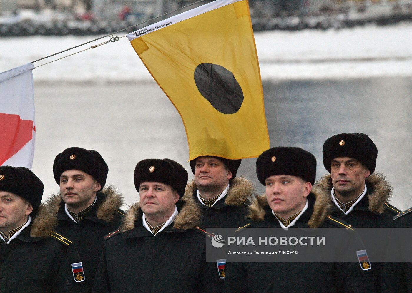 Поднятие Военно-морского флага на подводной лодке "Кронштадт" 