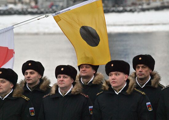 Поднятие Военно-морского флага на подводной лодке "Кронштадт" 